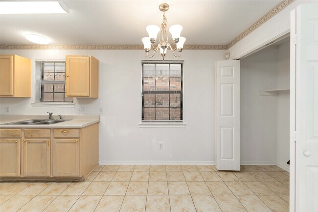 Building Photo - 13834 Trumpetvine St