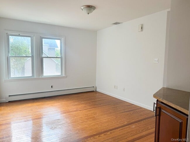 Building Photo - 122 Combs Ave