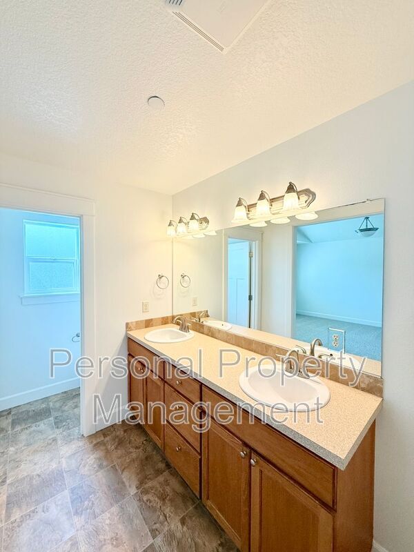 Building Photo - 3326 NW 47th Dr