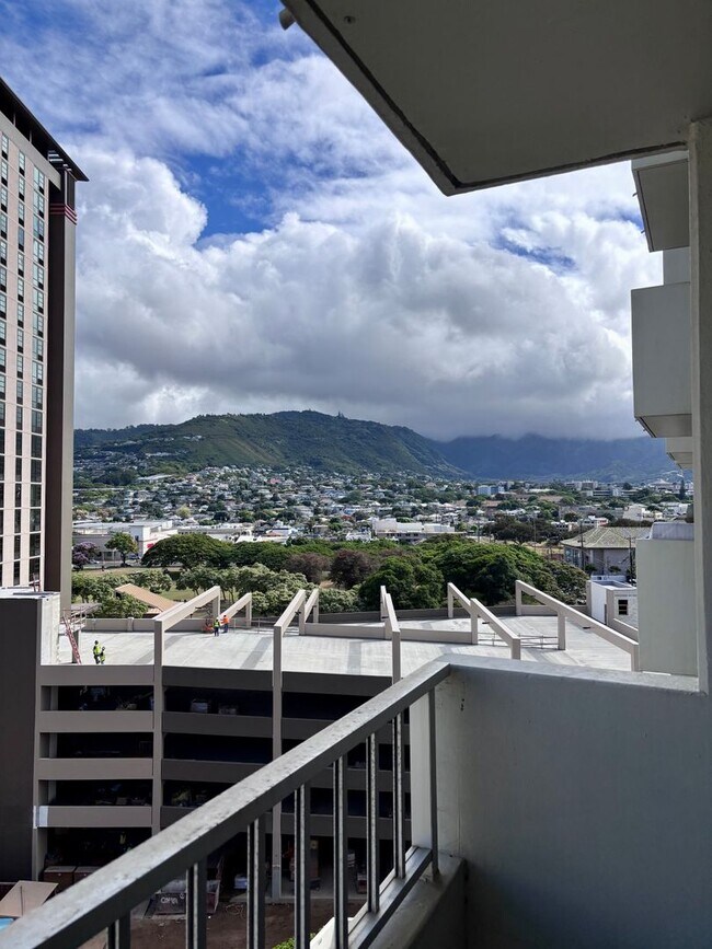 Building Photo - For Rent | New Renovated 1 Bedroom, 1 Bathroom with 1 Assigned Covered Parking at Scenic Tower