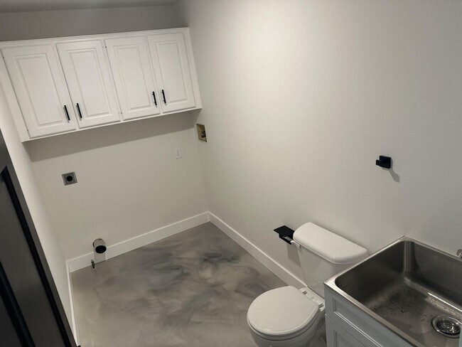 Building Photo - 5 Bed 4 Bath Home fenced yard