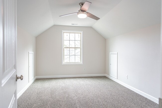 Building Photo - 135 Almond Dr