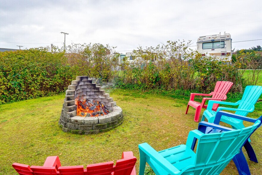 Building Photo - 4880 Railroad Ave