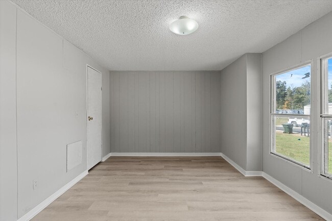 Building Photo - Completely Updated 3BR/2BA Trailer in Musc...