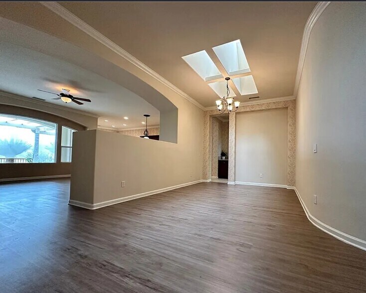 Dining room - 24212 Nobe St