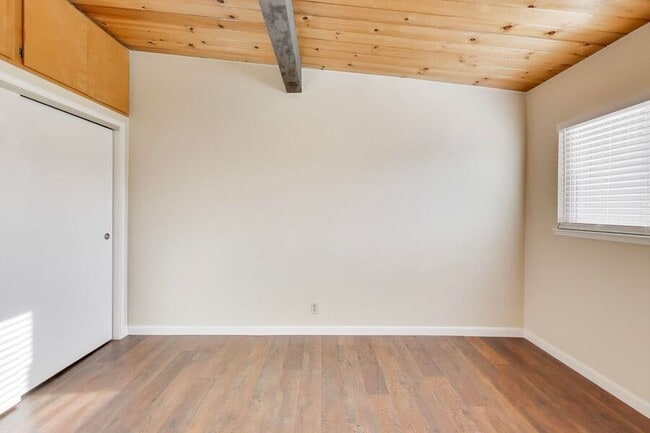 Building Photo - 22555 Linden St