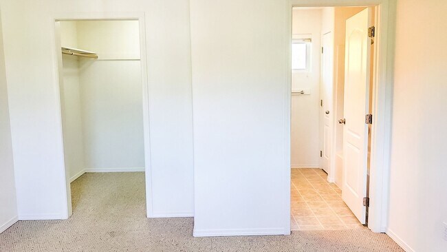 Building Photo - Beautiful 4 bedroom 3 bath townhouse w/att...