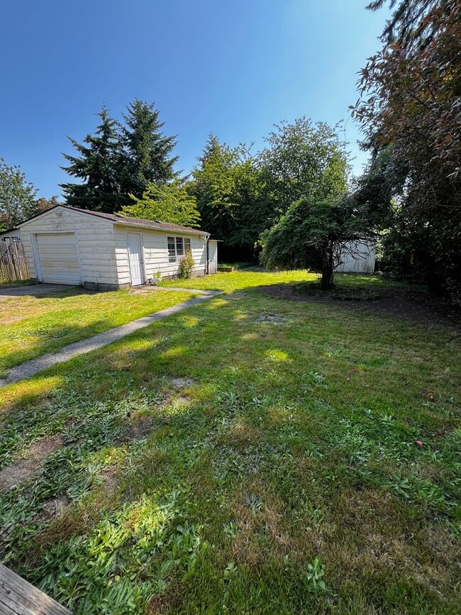 Building Photo - Fully Renovated 2 BD and 1 BA w/ detached ...