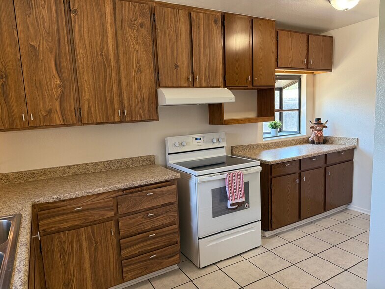 Building Photo - 9789 Diana Ave