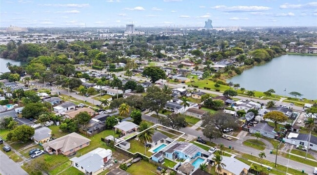 Building Photo - 5721 SW 38th Ct