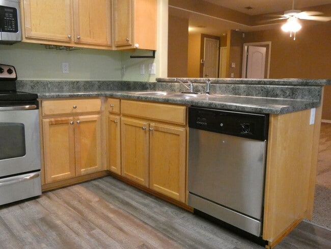 Building Photo - Beautiful Custom Home - Large Lot