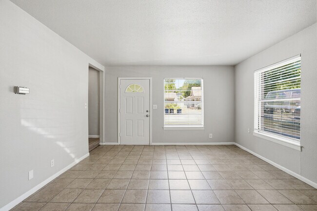 Building Photo - 3209 Rogers Ave