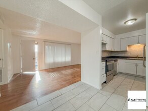 Building Photo - Modern 3/2 End Unit Condo in Central Phoenix!