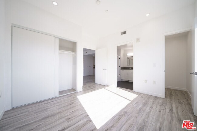 Building Photo - 1229 S Kingsley Dr