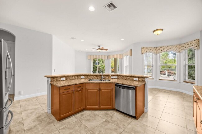 Building Photo - 844 SW Pebble Ln