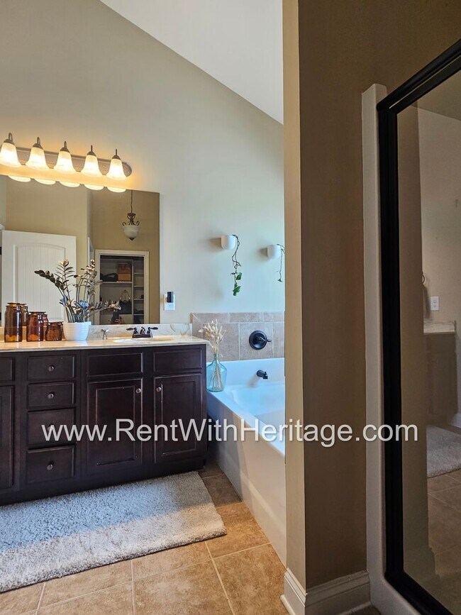 Building Photo - Gorgeous 3 bd / 2 bath / Attention to Deta...