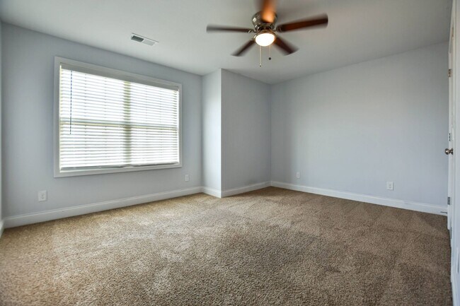 Building Photo - Pet Friendly Four Bedroom!