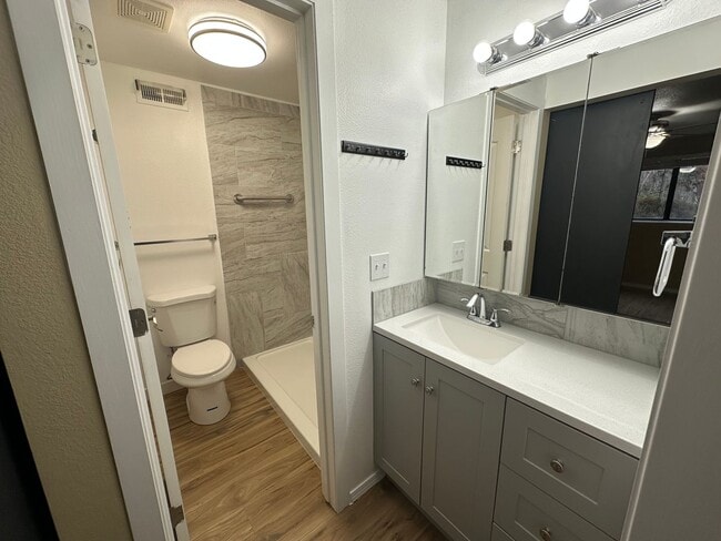 Building Photo - Beautifully Renovated Townhome at Woodvine