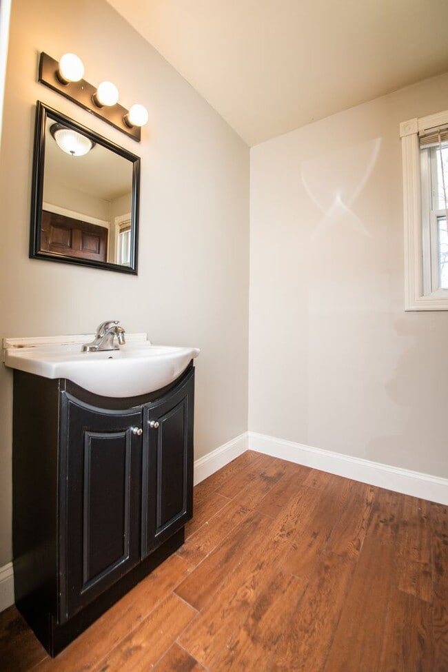 Building Photo - 3 bed 1.5 bath Downtown Valparaiso Home