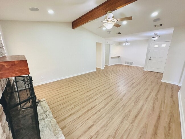 Building Photo - MOVE IN SPECIAL!!! - Updated 3-Bed Home wi...