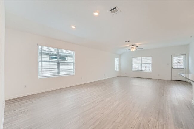 Building Photo - 3 bedrooms with 3.5 bathrooms! BONUS ROOM ...