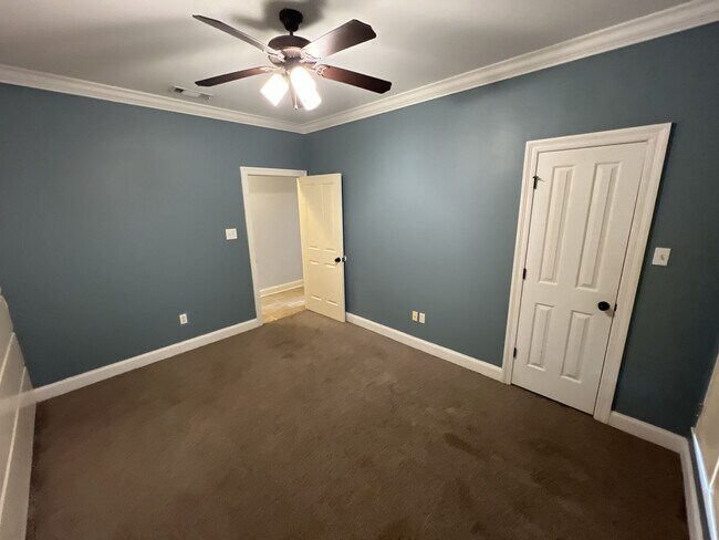 Building Photo - 7335 Oak View Dr.