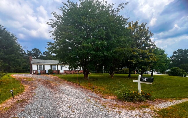 Primary Photo - Charming 3 bedroom, 1 1/2 bathroom home in...