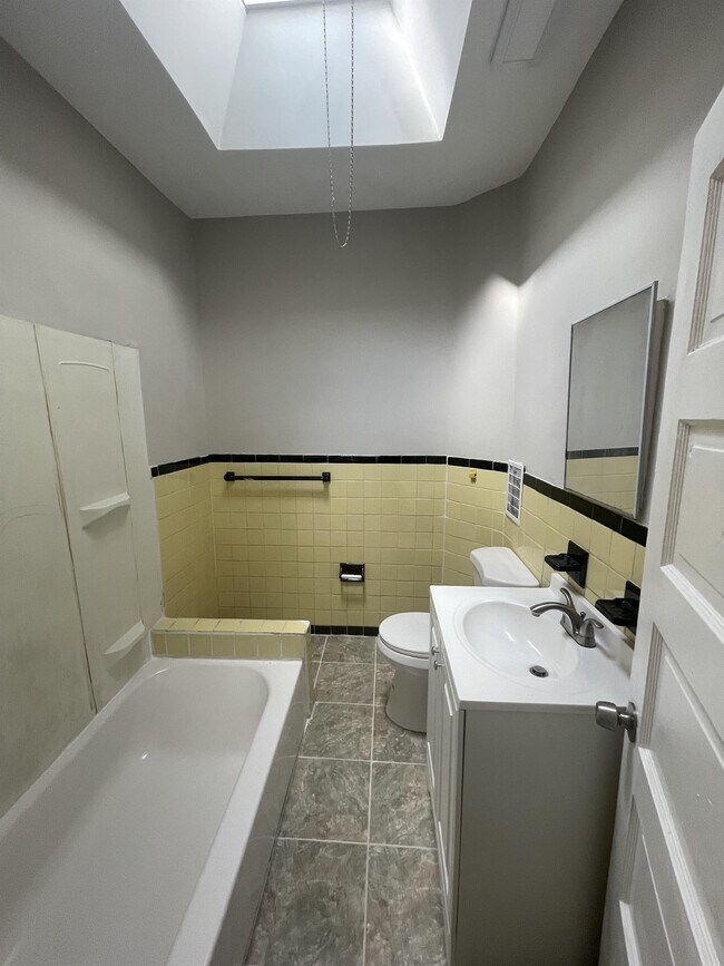 Building Photo - 2828 W Clementine St