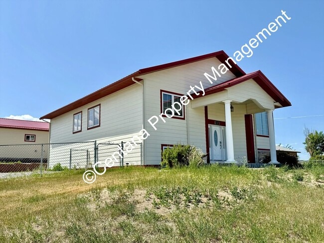 Building Photo - Beautiful home on the outskirts of town!