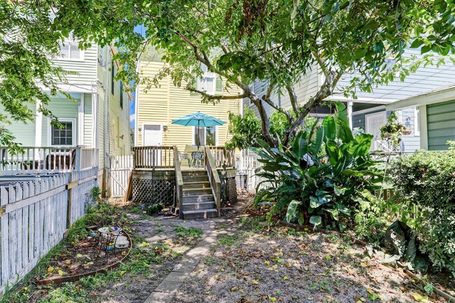 Building Photo - 1221 Sealy Ave