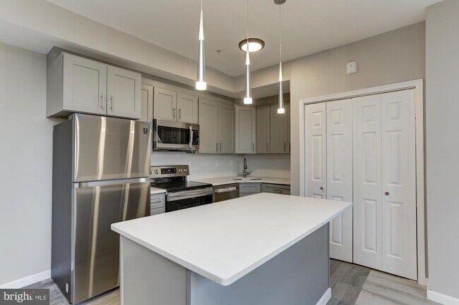 Building Photo - 400 S Highland Ave
