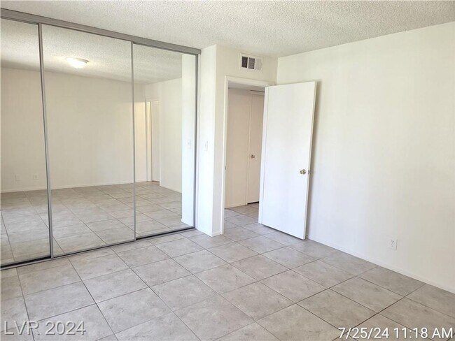 Building Photo - FANTASTIC SINGLE-STORY TOWNHOME JUST MINUT...