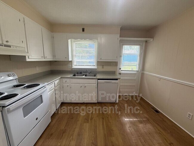 Building Photo - 1570 Marett Blvd