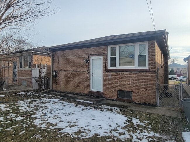 Building Photo - 2130 W 71st Pl