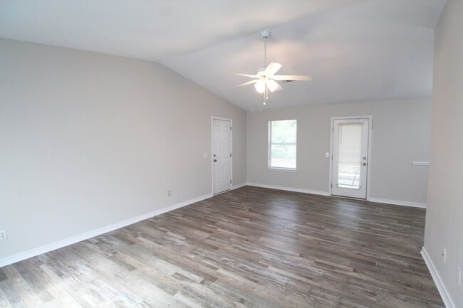 Building Photo - Southwest Pensacola Home – 3 Bedrooms, Gar...