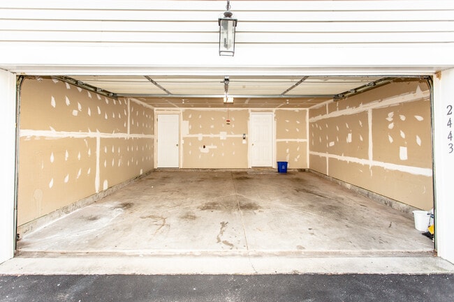 Building Photo - 2443 Huntington Park Dr