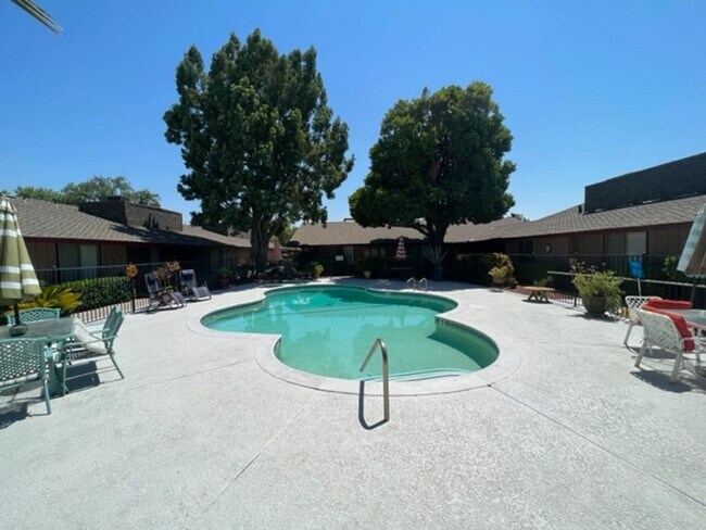 Building Photo - Fully Furnished One Bedroom In Gated Commu...