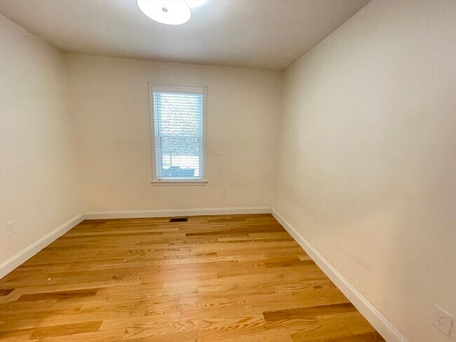 Building Photo - 95 Phillips St