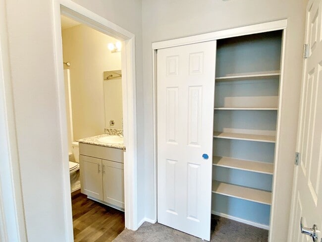 Building Photo - UPGRADED 2 BEDROOM TOWNHOME IN GATED COMMU...