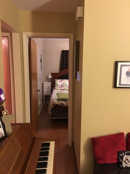 Living room - 5810 Wilshire Boulevard