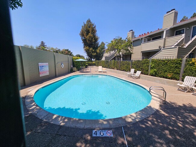 Building Photo - Great Location.... Gorgeous 2 Bedroom 2 Bath End Unit Condo in North San Jose