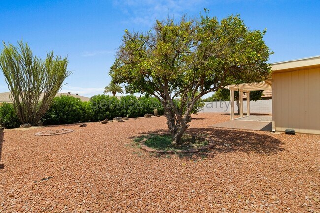 Building Photo - 9425 W Rolling Hills Dr