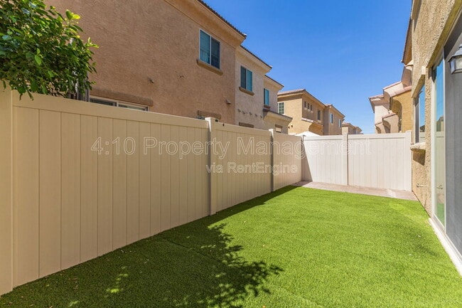 Building Photo - 1367 S Country Club Dr
