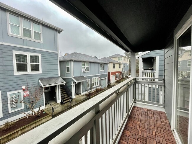 Building Photo - Incredible SE Hazelwood 2 Bedroom + 1 Bathroom Condo w/ included Garage and Washer & Dryer!!