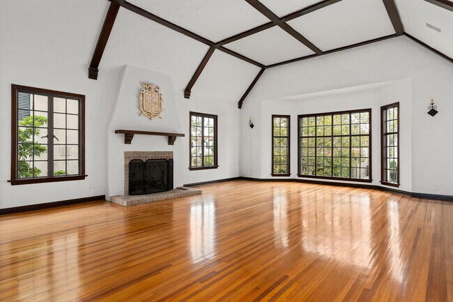 Building Photo - 407 N Orange Dr