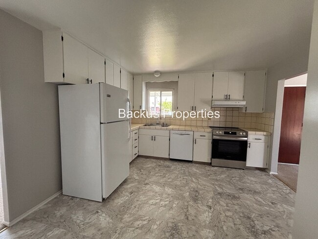Building Photo - Three bedroom North Salinas Home on Linwoo...