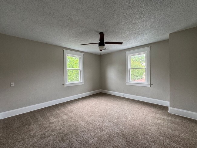 Building Photo - Welcome to this charming home in Portsmout...