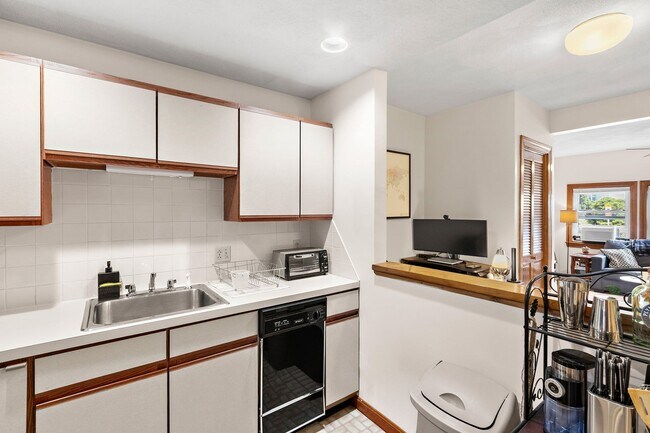 Building Photo - 170 Highland Ave