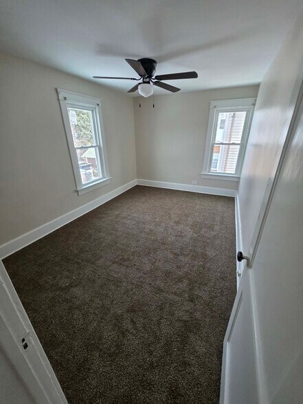 Building Photo - 1056 W 21st St