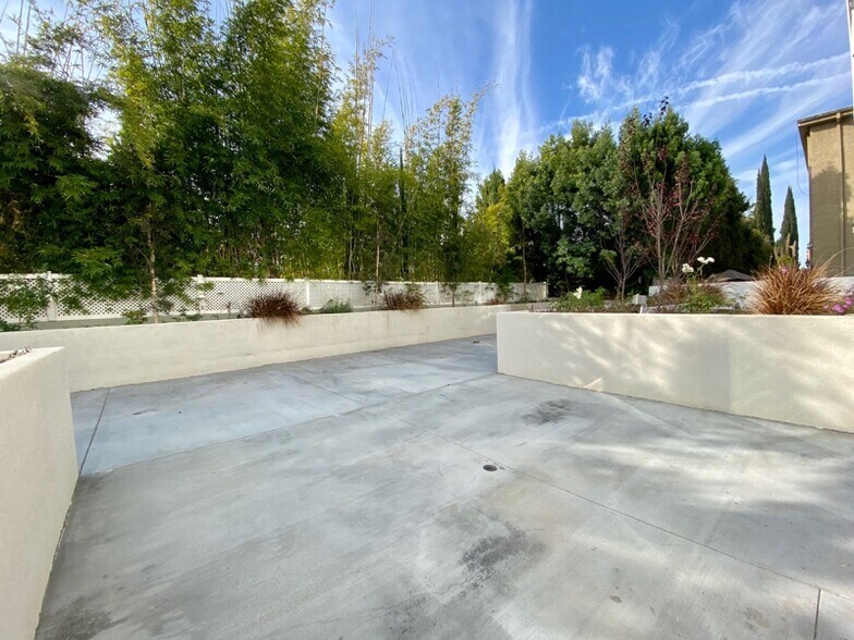 Building Photo - 14934 Burbank Blvd